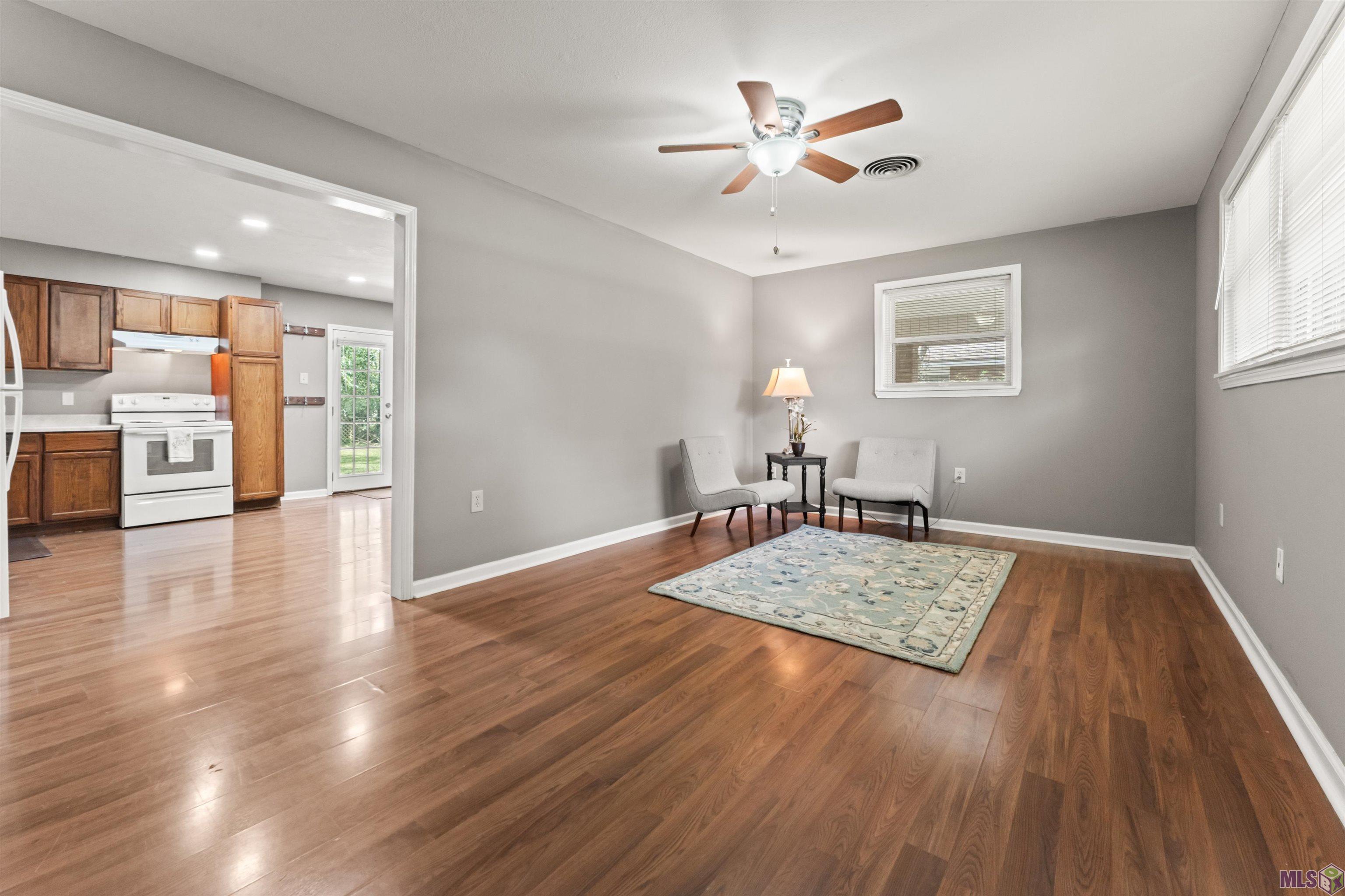 9201 Kingcrest Parkway Baton Rouge, LA 70810 - Photo 2 of 15 Living room Kitchen