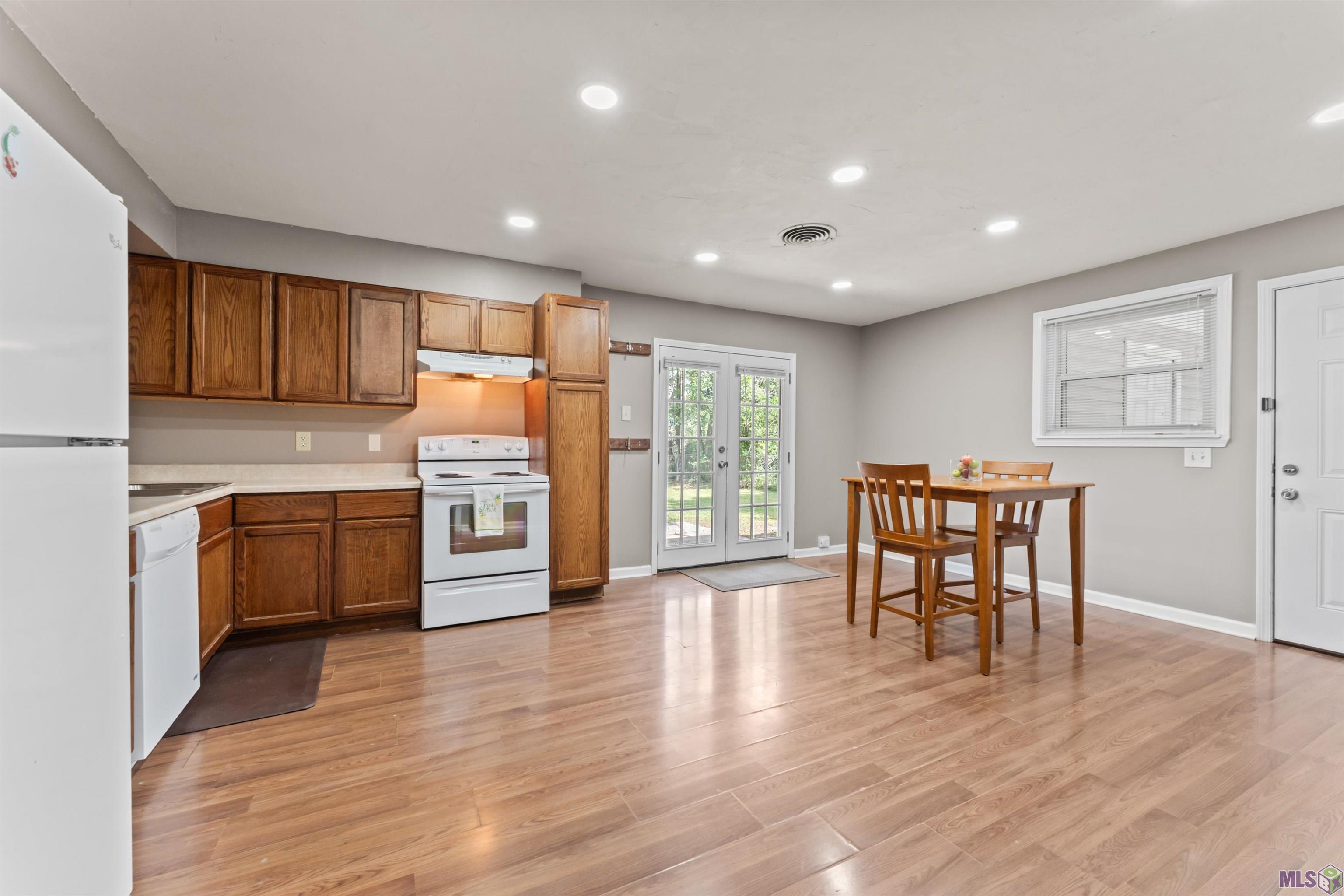 9201 Kingcrest Parkway Baton Rouge, LA 70810 - Photo 4 of 15 Kitchen Dining rooms