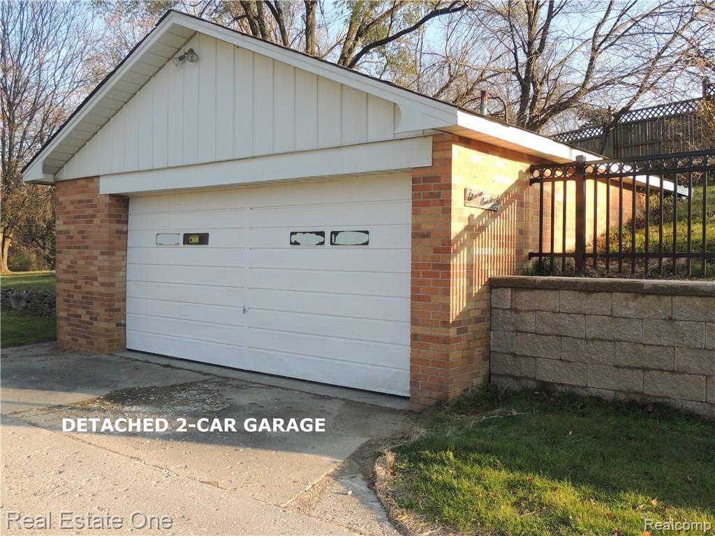 1100 North Livernois Road Rochester, MI 48306 - Photo 3 of 23 DSCN4885.JPG--DETACHED 2 CAR GARAGE