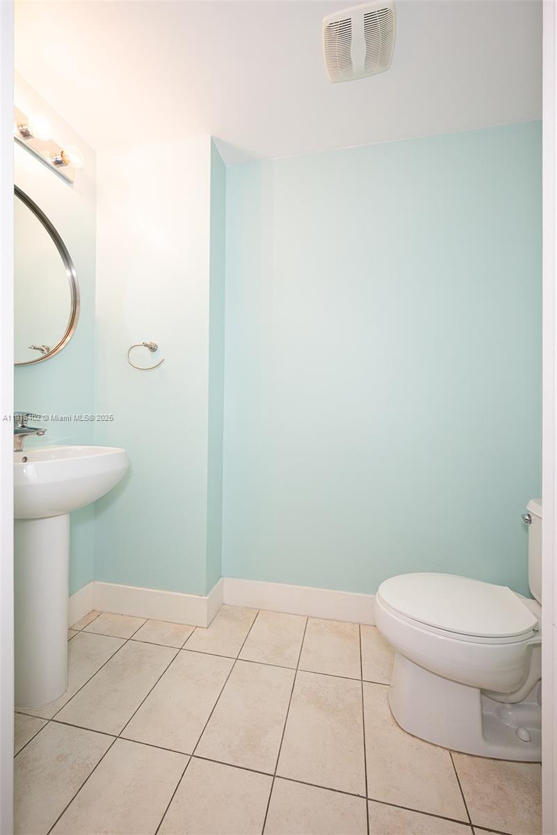 1900 North Bayshore Drive, Unit 4019 Miami, FL 33132 - Photo 14 of 31 a bathroom with a toilet a sink a vanity and mirror