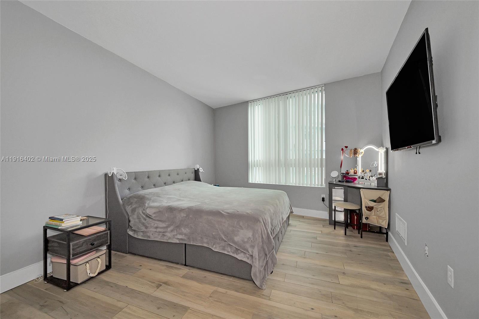 1900 North Bayshore Drive, Unit 4019 Miami, FL 33132 - Photo 16 of 31 a bedroom with a bed and flat screen tv