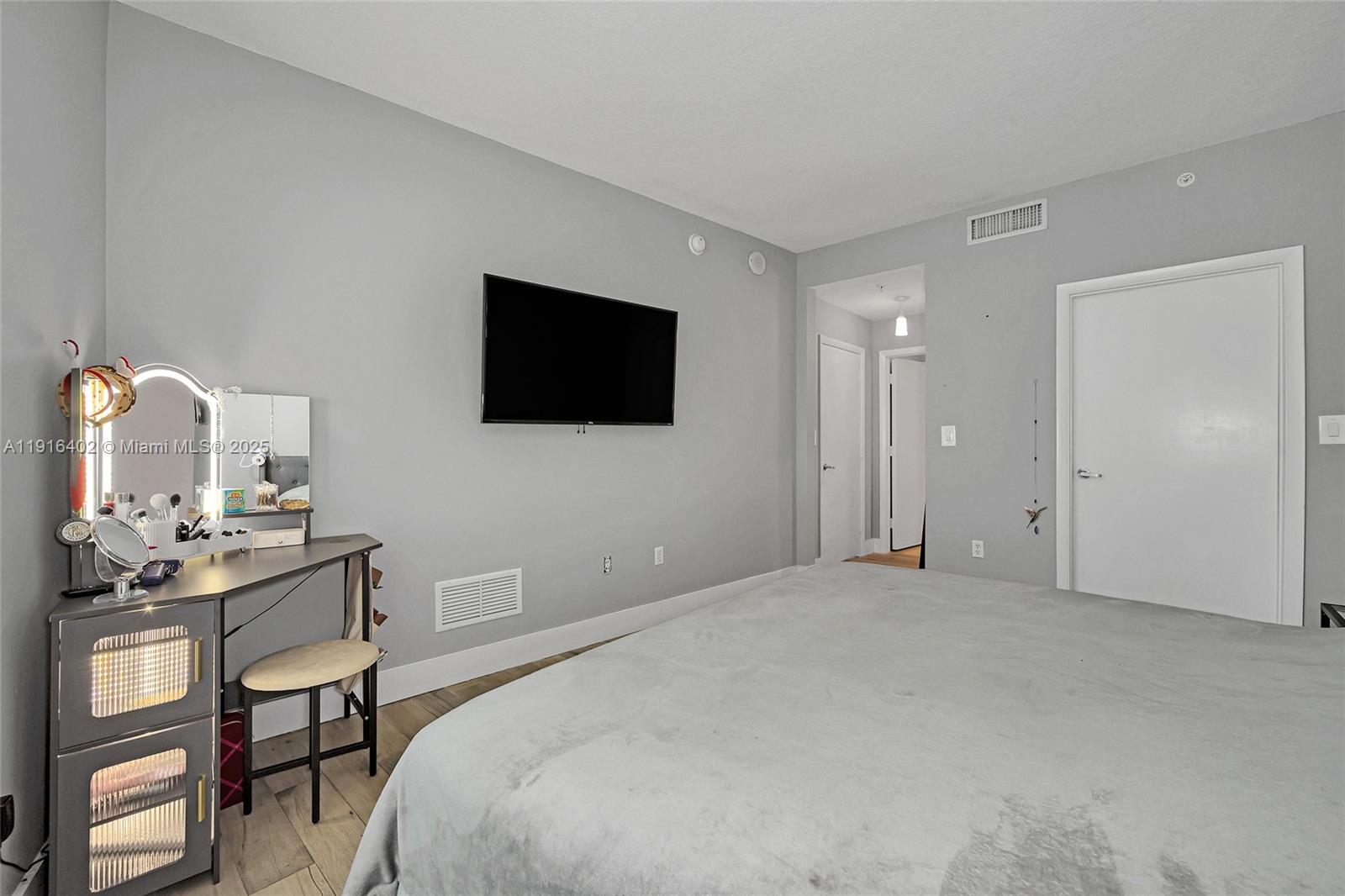 1900 North Bayshore Drive, Unit 4019 Miami, FL 33132 - Photo 17 of 31 a bedroom with a bed and a flat screen tv