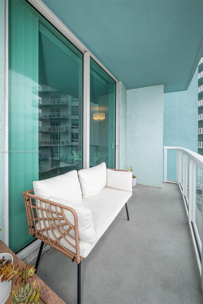 1900 North Bayshore Drive, Unit 4019 Miami, FL 33132 - Photo 25 of 31 a balcony with table and chairs
