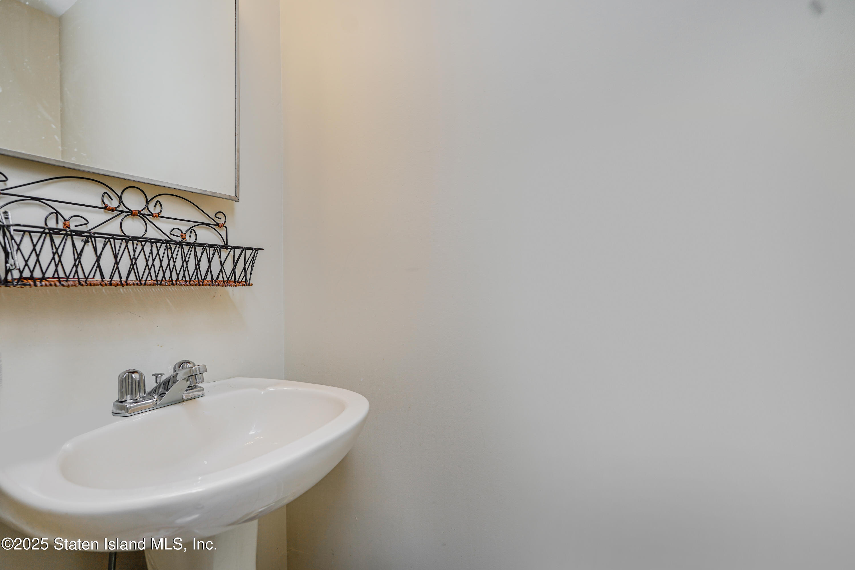 102 Mallow Street Staten Island, NY 10309 - Photo 17 of 33 Photo Mar 07 2025, 3 42 21 AM