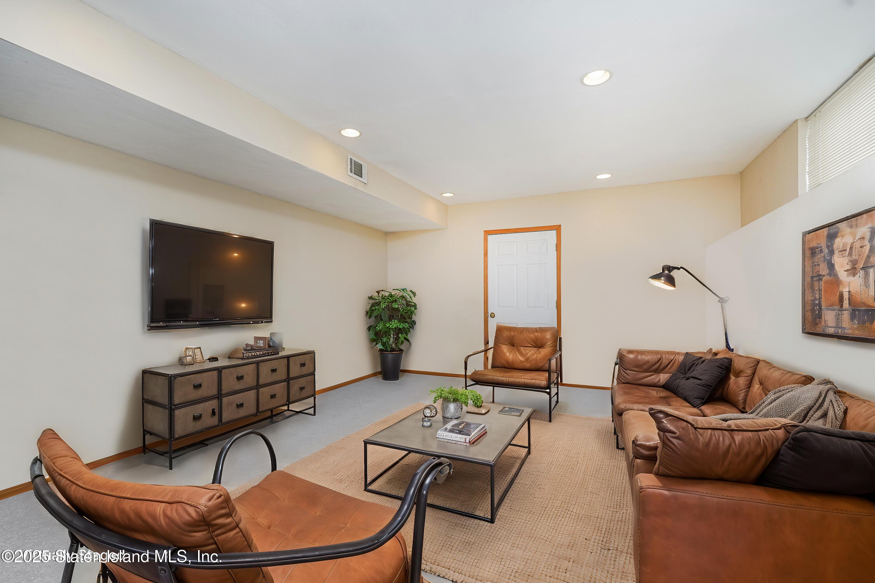 102 Mallow Street Staten Island, NY 10309 - Photo 18 of 33 Photo Mar 10 2025, 2 01 21 PM (4)