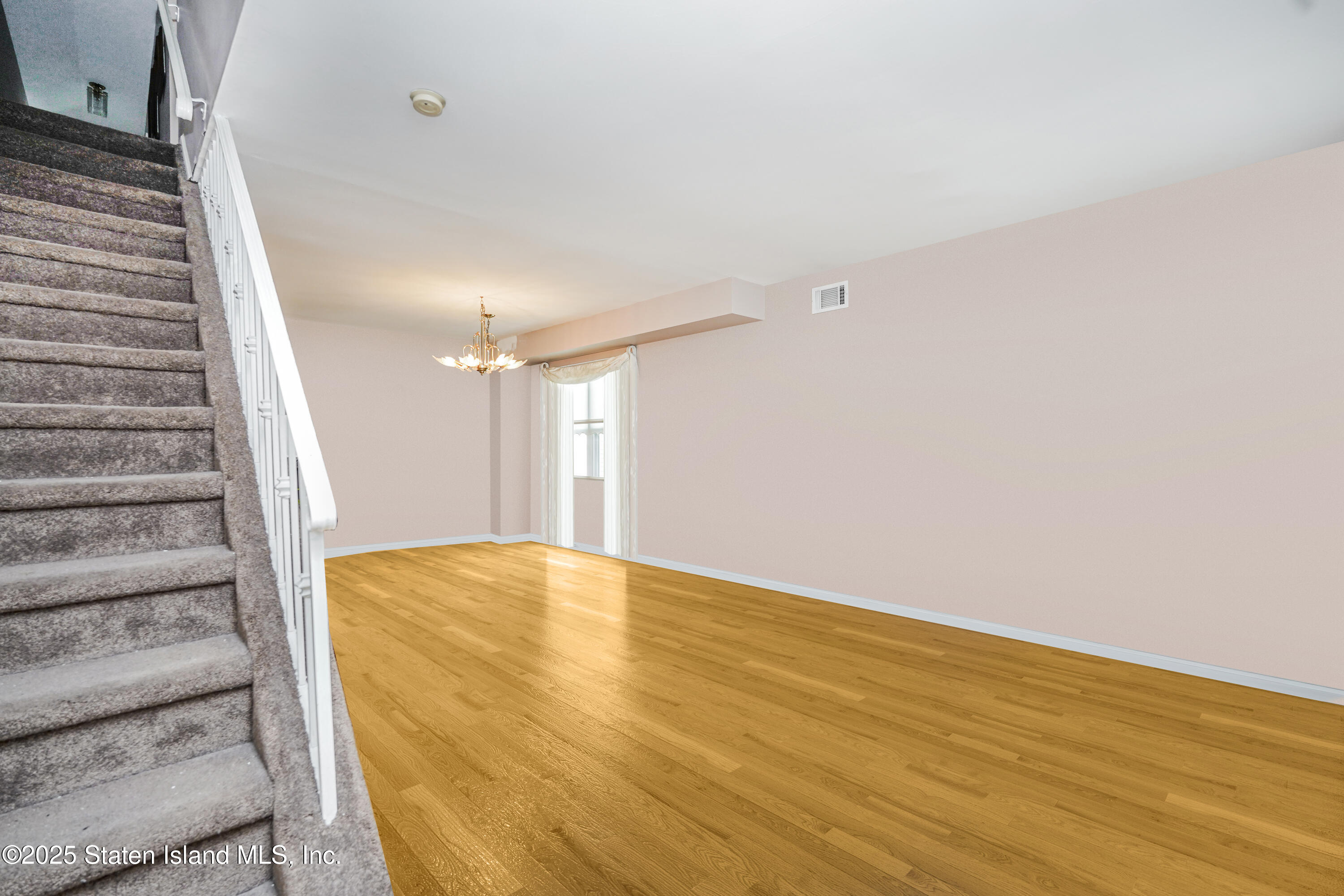 102 Mallow Street Staten Island, NY 10309 - Photo 4 of 33 Photo Mar 07 2025, 3 43 31 AM