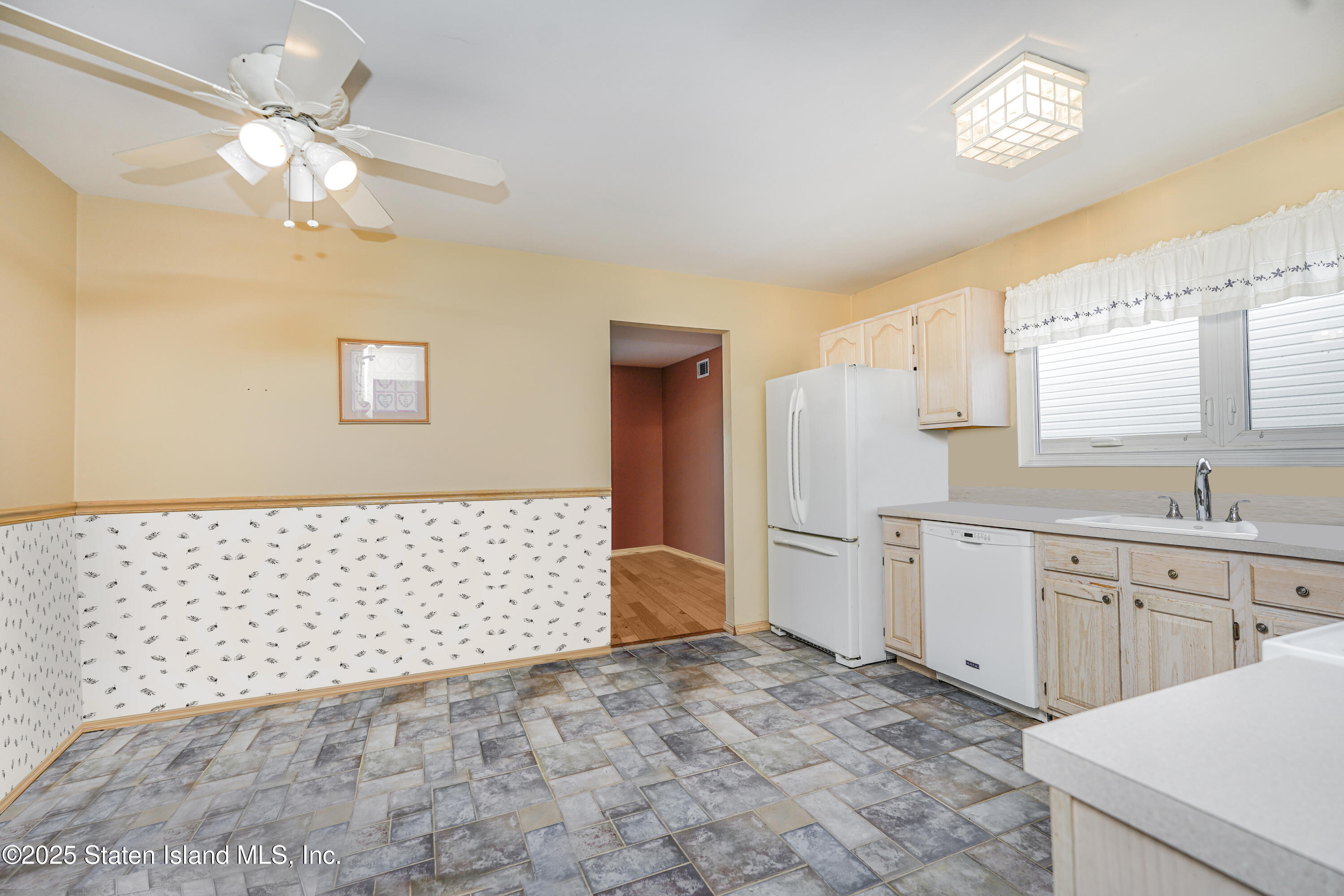 102 Mallow Street Staten Island, NY 10309 - Photo 6 of 33 Photo Mar 07 2025, 3 42 38