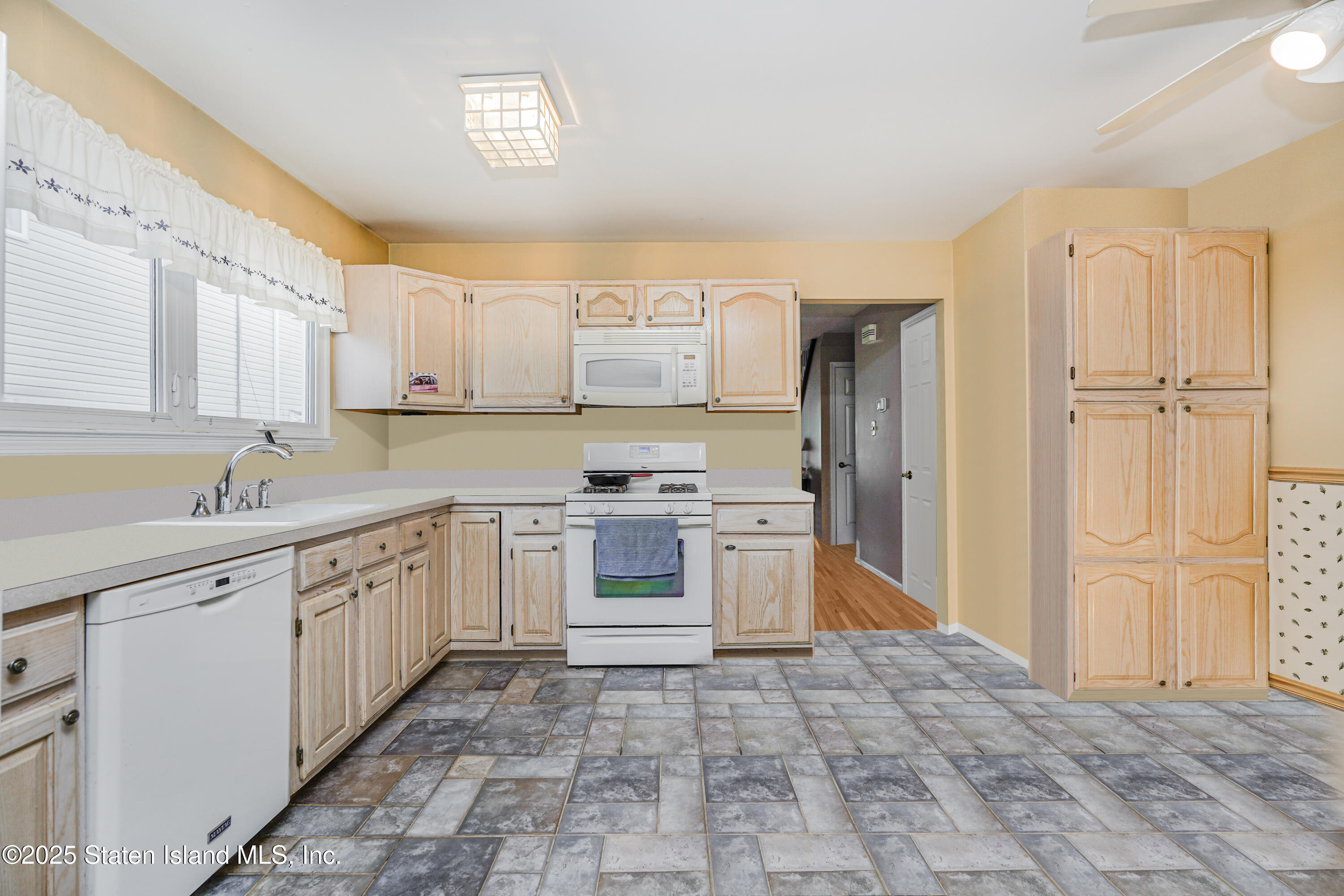 102 Mallow Street Staten Island, NY 10309 - Photo 7 of 33 Photo Mar 07 2025, 3 42 48 AM