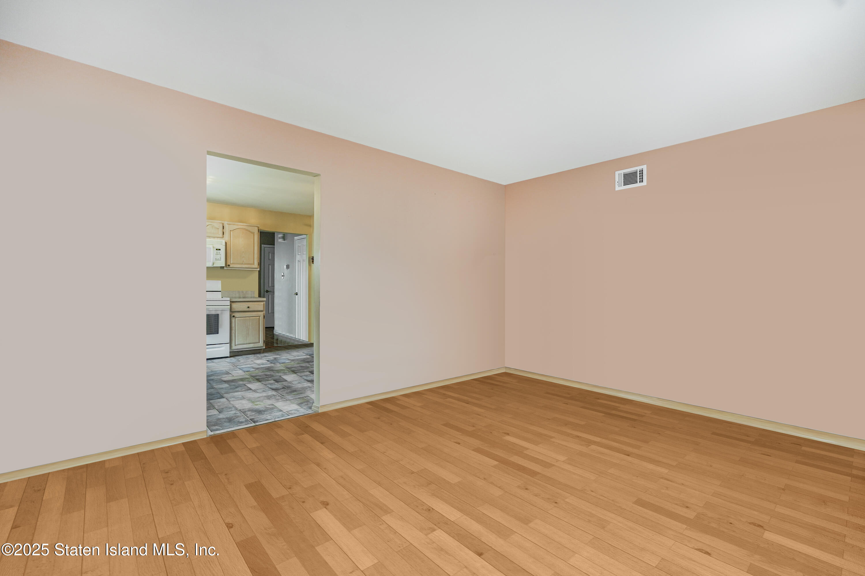 102 Mallow Street Staten Island, NY 10309 - Photo 9 of 33 Photo Mar 07 2025, 3 43 09 AM