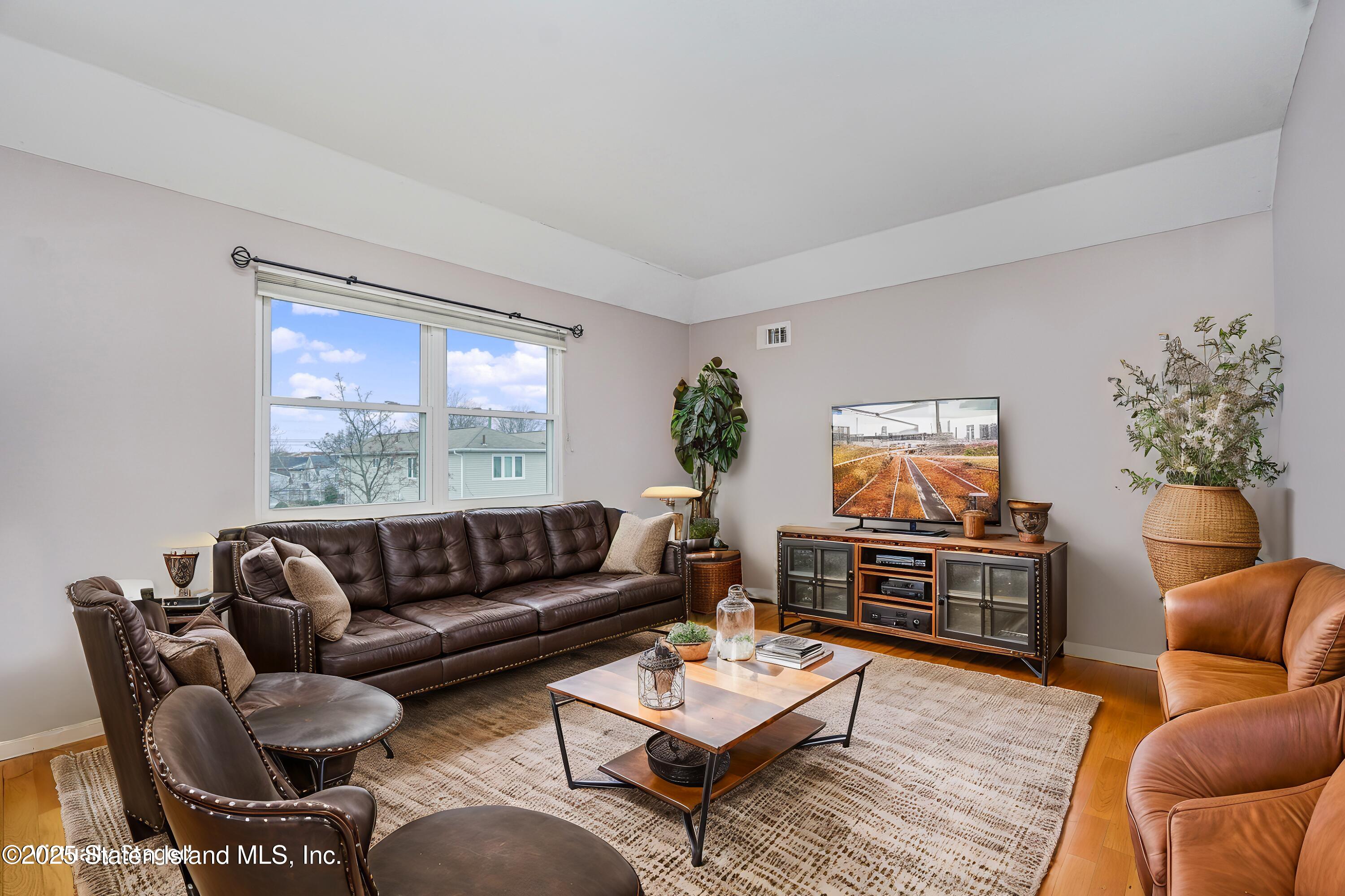 102 Mallow Street Staten Island, NY 10309 - Photo 10 of 33 Photo Mar 10 2025, 2 01 21 PM (6)