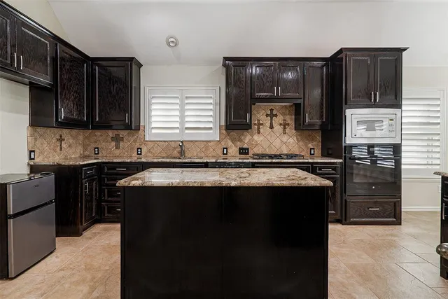 $575,000 | 4211 Blue Grass Court, Flower Mound, TX 75028