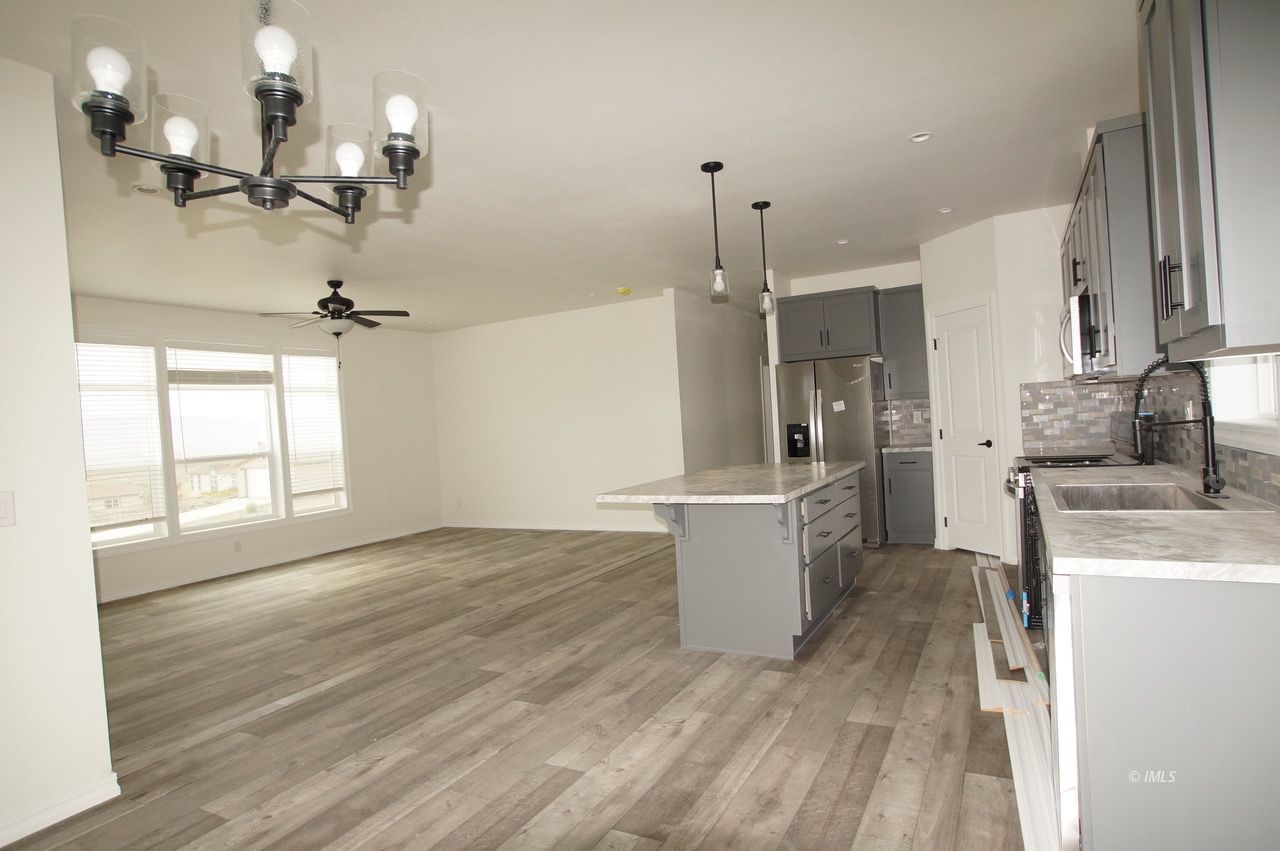 196 Tuolumne Road Bishop, CA 93514 - Photo 15 of 28 Great room