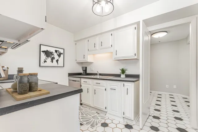 $179,900 | 740 St Andrews Lane, Unit 21, Crystal Lake, IL 60014