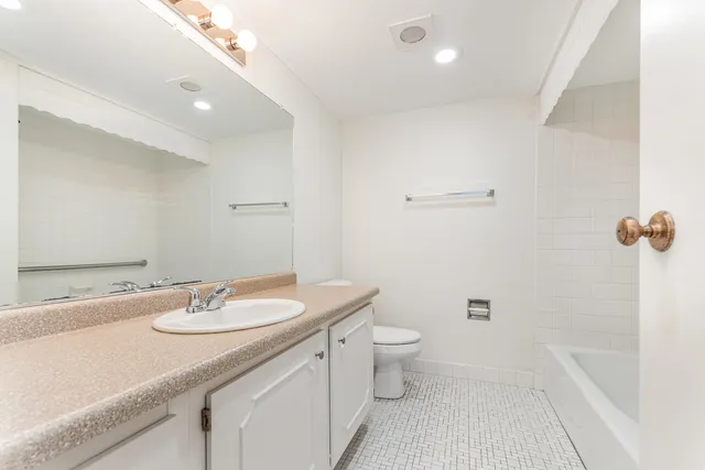 $179,900 | 740 St Andrews Lane, Unit 21, Crystal Lake, IL 60014