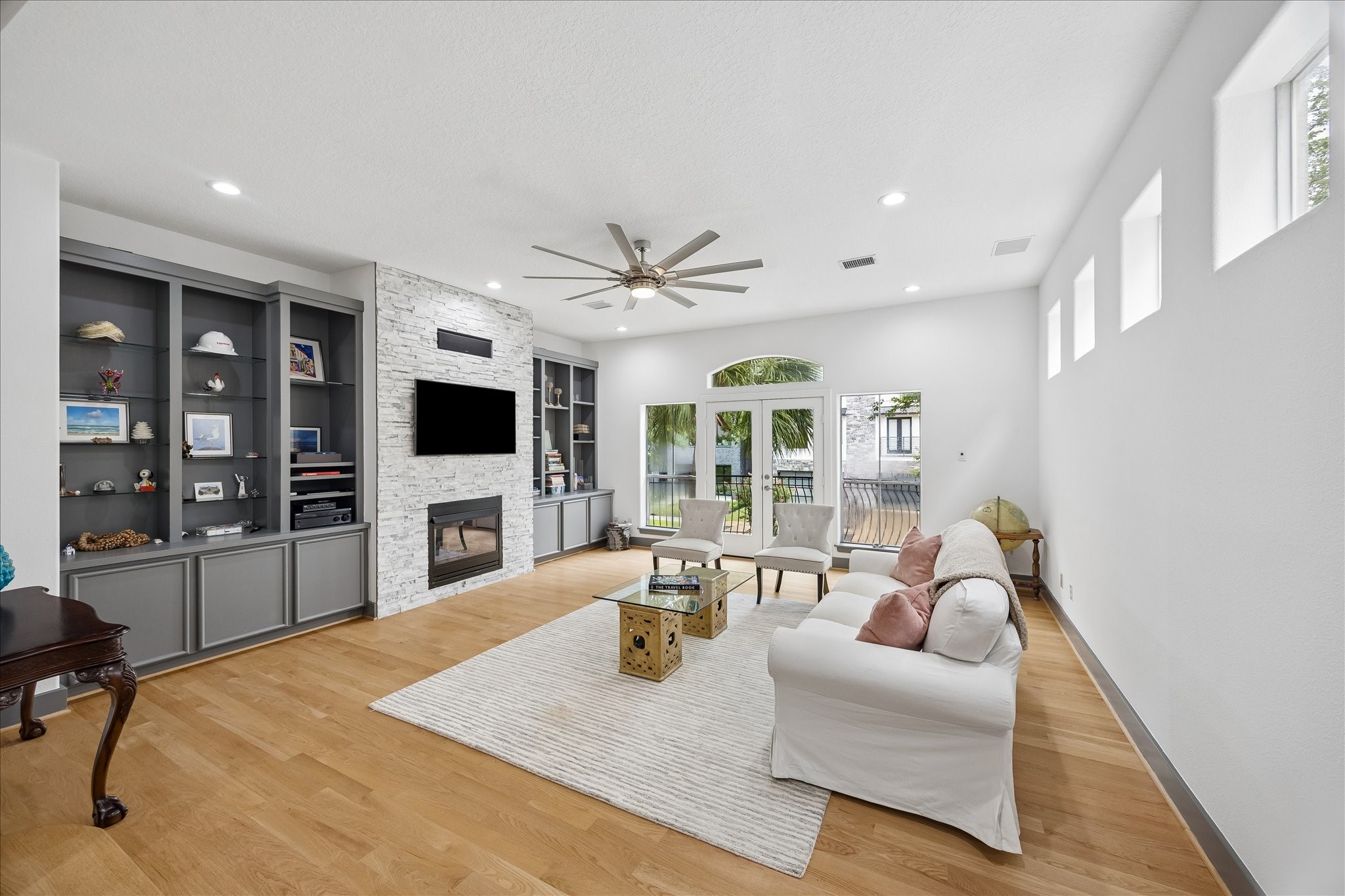 6406 Rodrigo Street, Unit B Houston, TX 77007 - Photo 8 of 27 Secondary view of the living room highlights the gas log fireplace and the built-ins on both sides of the fireplace.