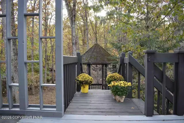 $550,000 | 275 Canterbury Road, Bushkill, PA 18324