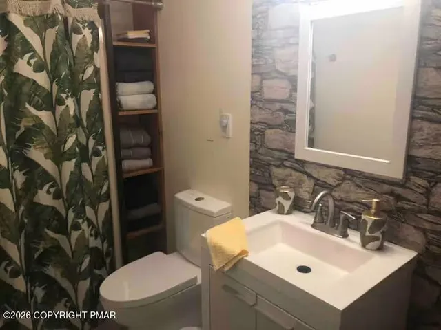 $550,000 | 275 Canterbury Road, Bushkill, PA 18324