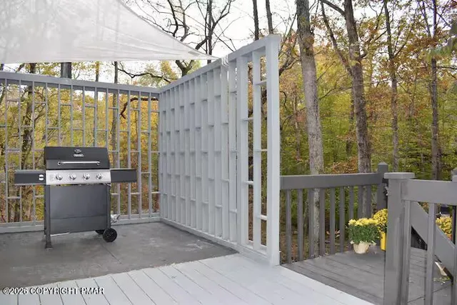 $550,000 | 275 Canterbury Road, Bushkill, PA 18324