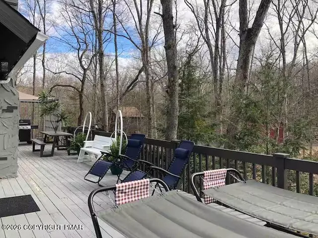 $550,000 | 275 Canterbury Road, Bushkill, PA 18324