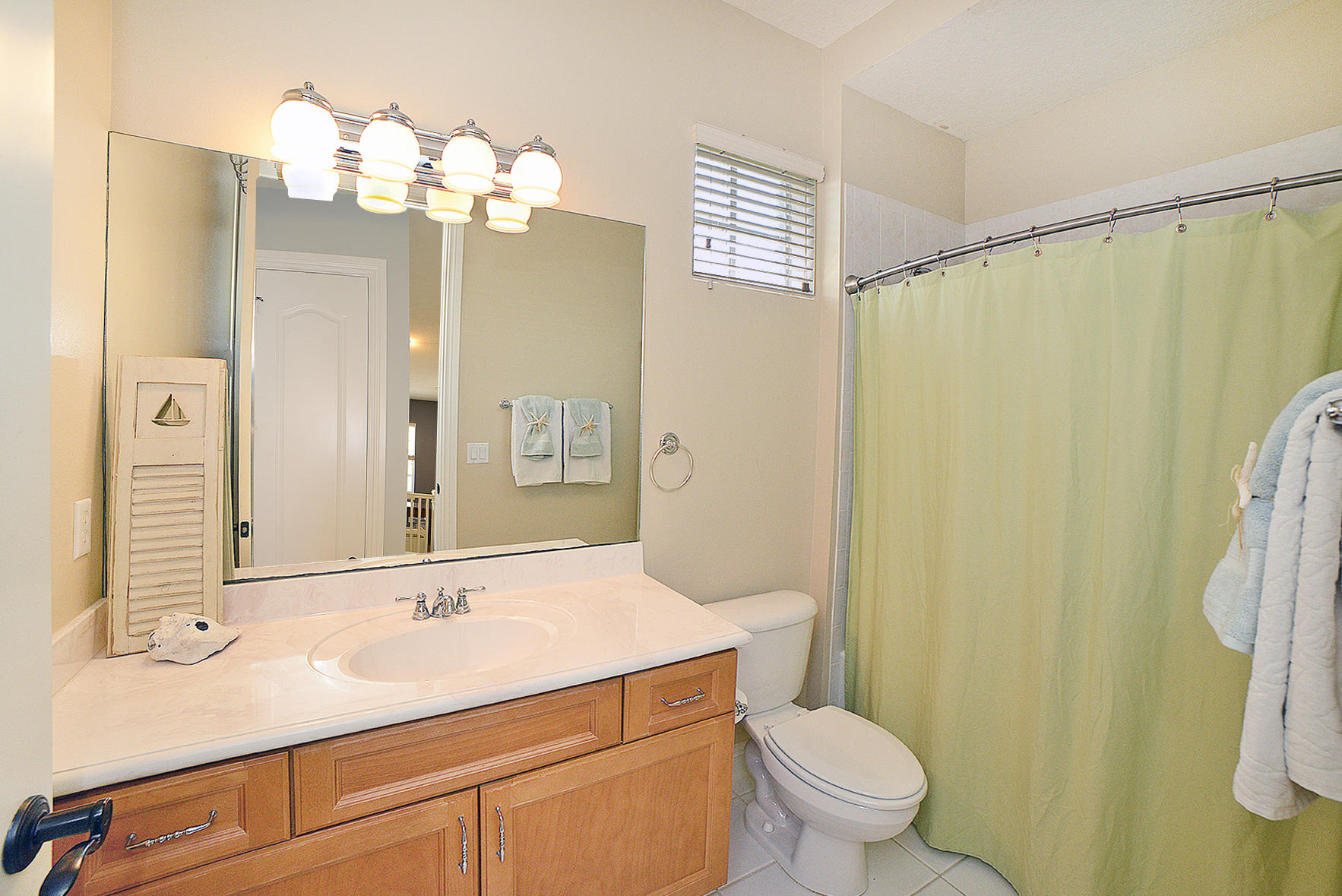 109 Inkberry Drive Jupiter, FL 33458 - Photo 22 of 27 Hall bath