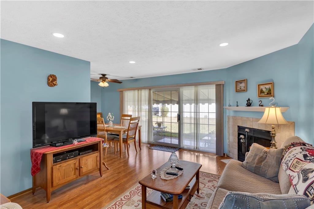68 New London Lane Oakmont, PA 15139 - Photo 9 of 25 a living room with furniture and a flat screen tv