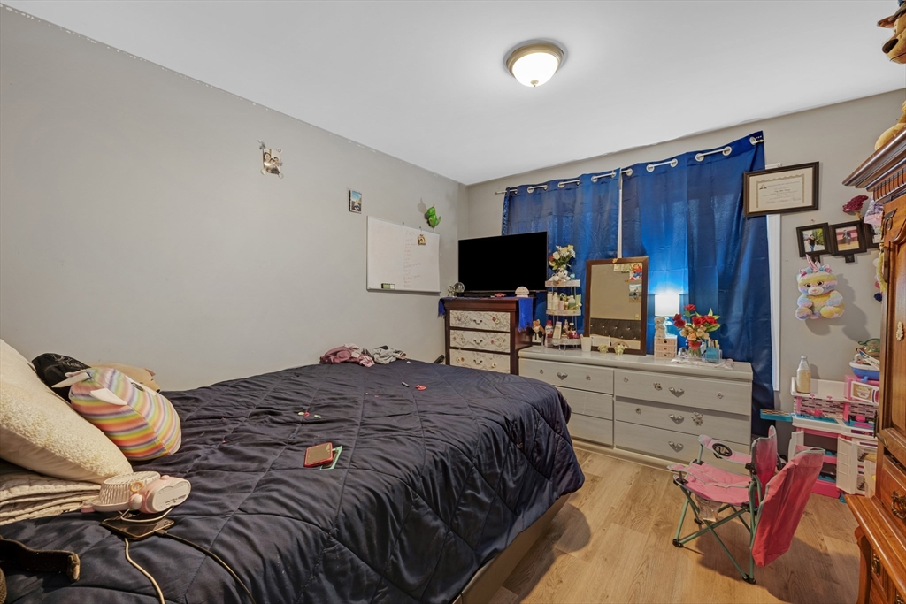 91-93 Alderman Street Springfield, MA 01108 - Photo 20 of 30 a bedroom with a bed and furniture