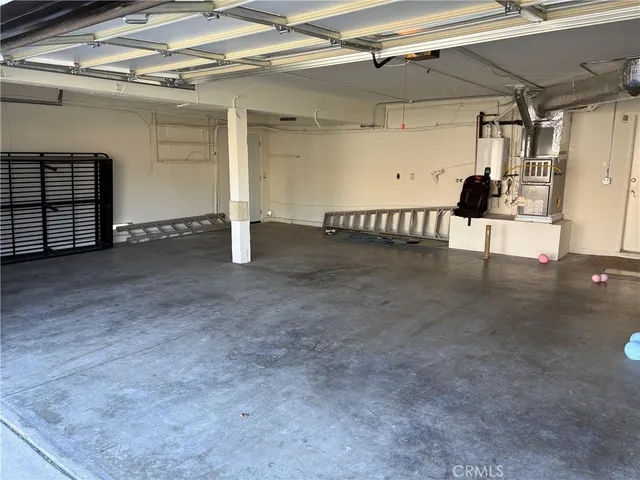 a view of a big room with closet