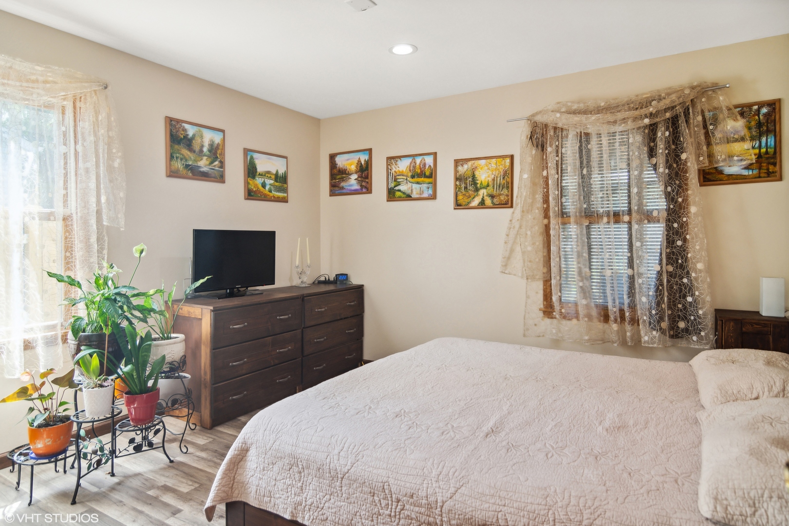 300 Raupp Boulevard Buffalo Grove, IL 60089 - Photo 8 of 13 a bedroom with a bed and a television