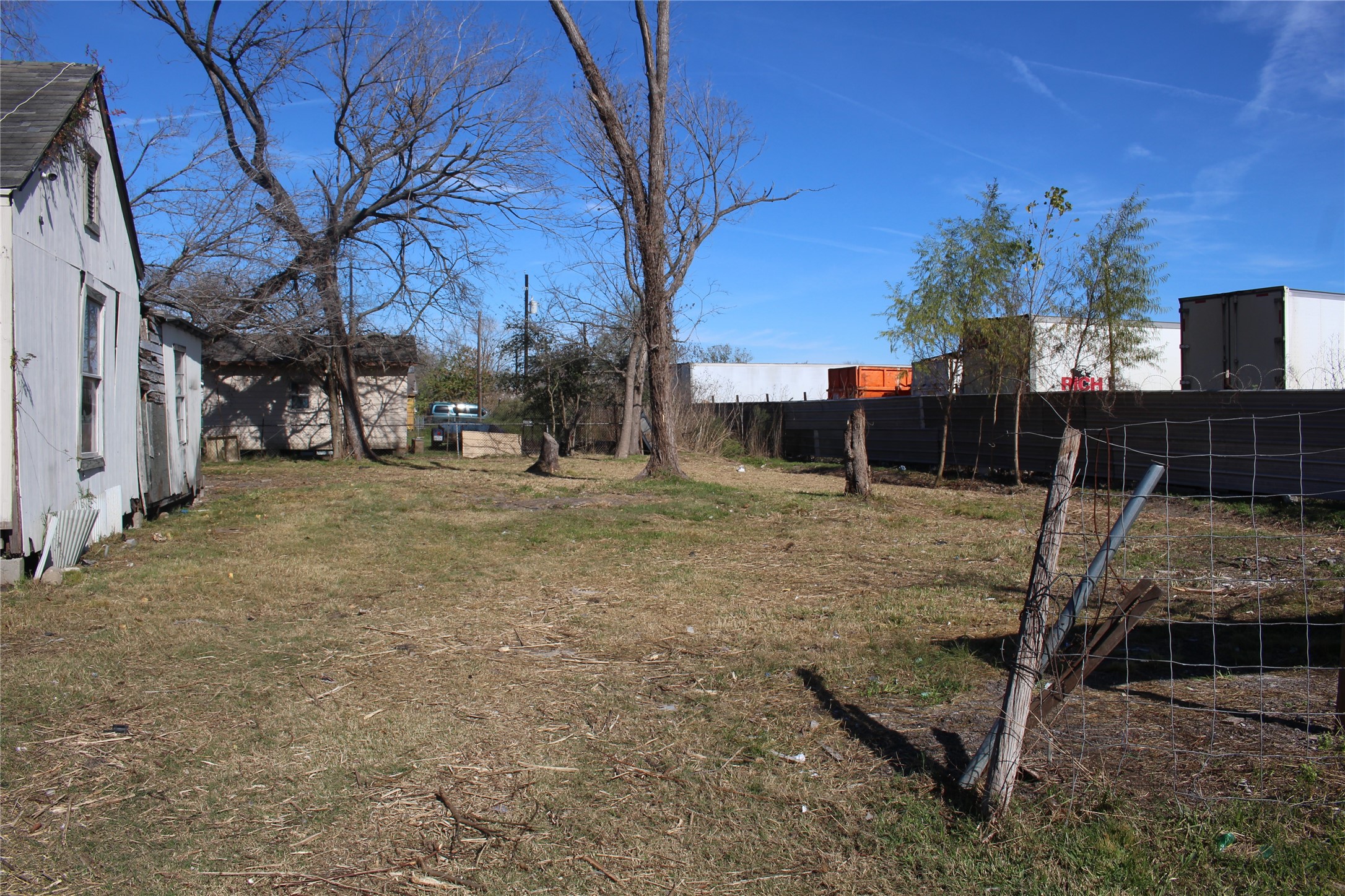 a view of a backyard