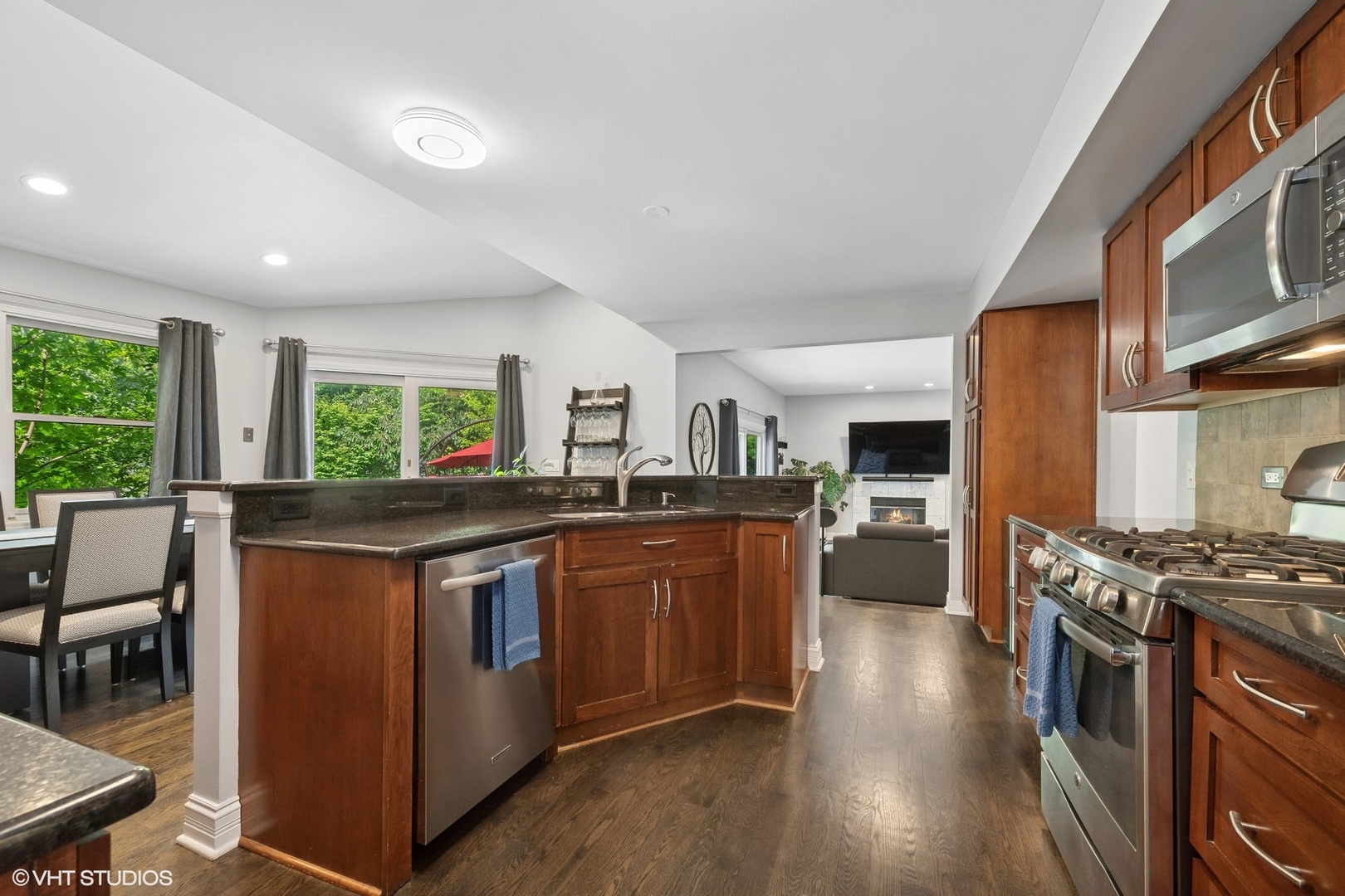 320 Chateau Drive Buffalo Grove, IL 60089 - Photo 8 of 36