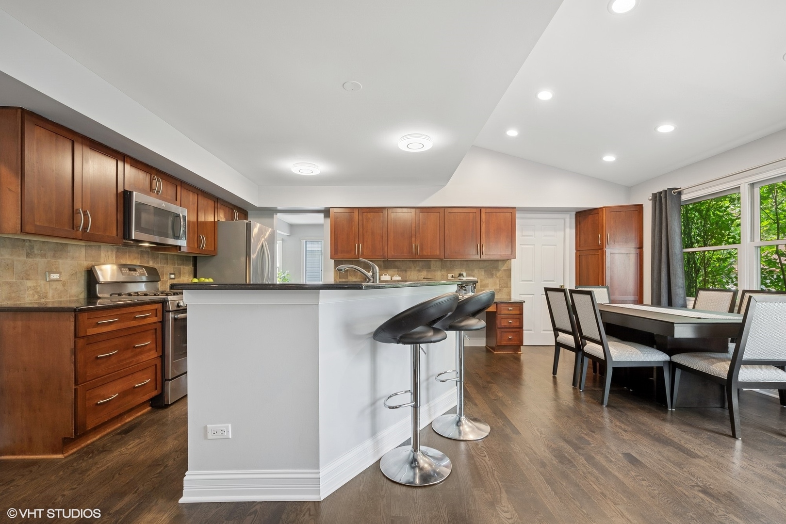 320 Chateau Drive Buffalo Grove, IL 60089 - Photo 9 of 36