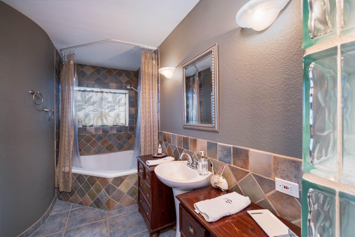 131 Stinger Road Tavernier, FL 33070 - Photo 14 of 37 Spacious master bath