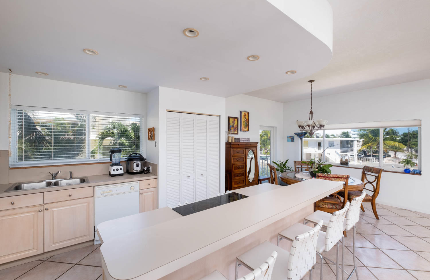 131 Stinger Road Tavernier, FL 33070 - Photo 7 of 37 Kitchen with breakfast bar