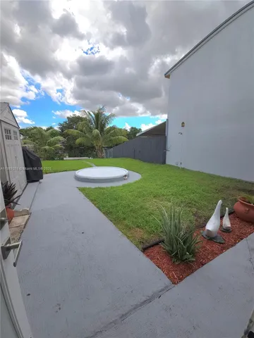 a view of a backyard
