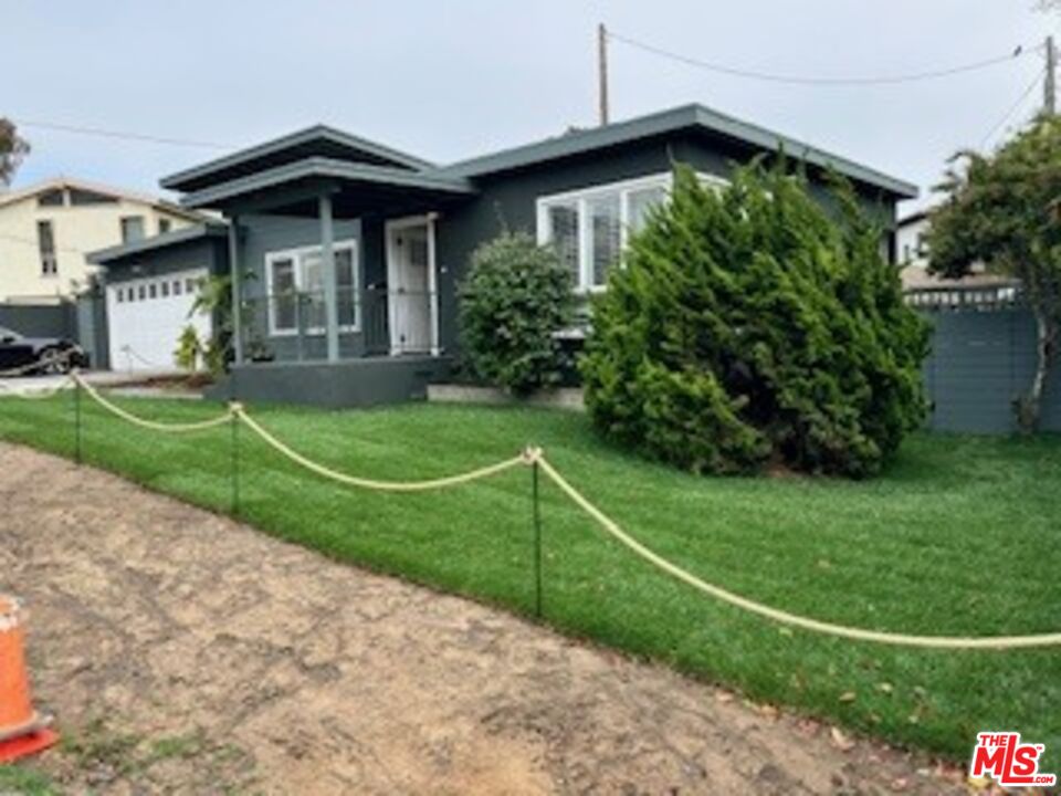 620 25th Street Manhattan Beach, CA 90266 - Photo 1 of 51 a view of a back yard of the house