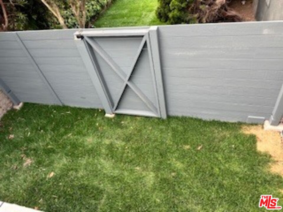 620 25th Street Manhattan Beach, CA 90266 - Photo 26 of 51 a view of outdoor space and yard