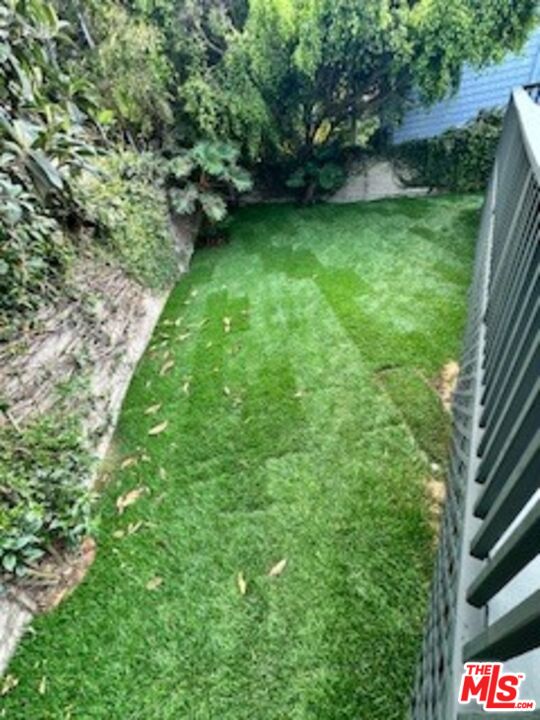620 25th Street Manhattan Beach, CA 90266 - Photo 37 of 51 a view of yard with green space