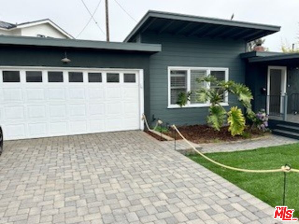620 25th Street Manhattan Beach, CA 90266 - Photo 46 of 51 a front view of a house with garden