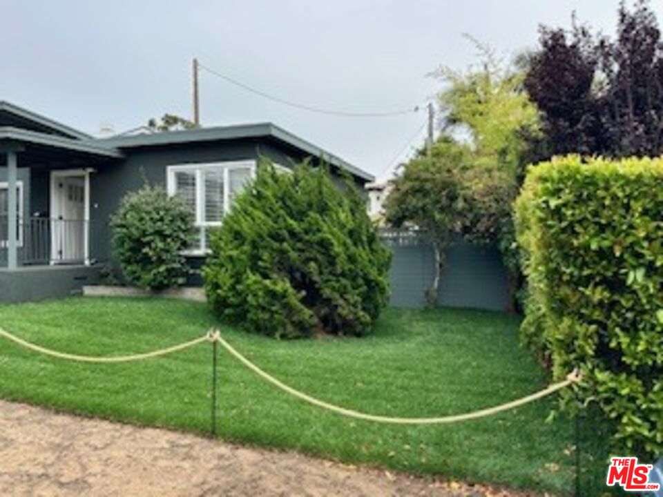 620 25th Street Manhattan Beach, CA 90266 - Photo 47 of 51 a front view of a house with a yard