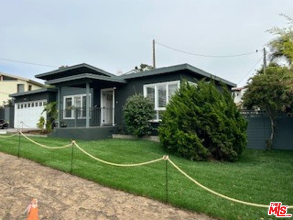 620 25th Street Manhattan Beach, CA 90266 - Photo 48 of 51 a front view of a house with a yard