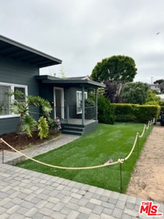 620 25th Street Manhattan Beach, CA 90266 - Photo 51 of 51 a view of a house with backyard and porch