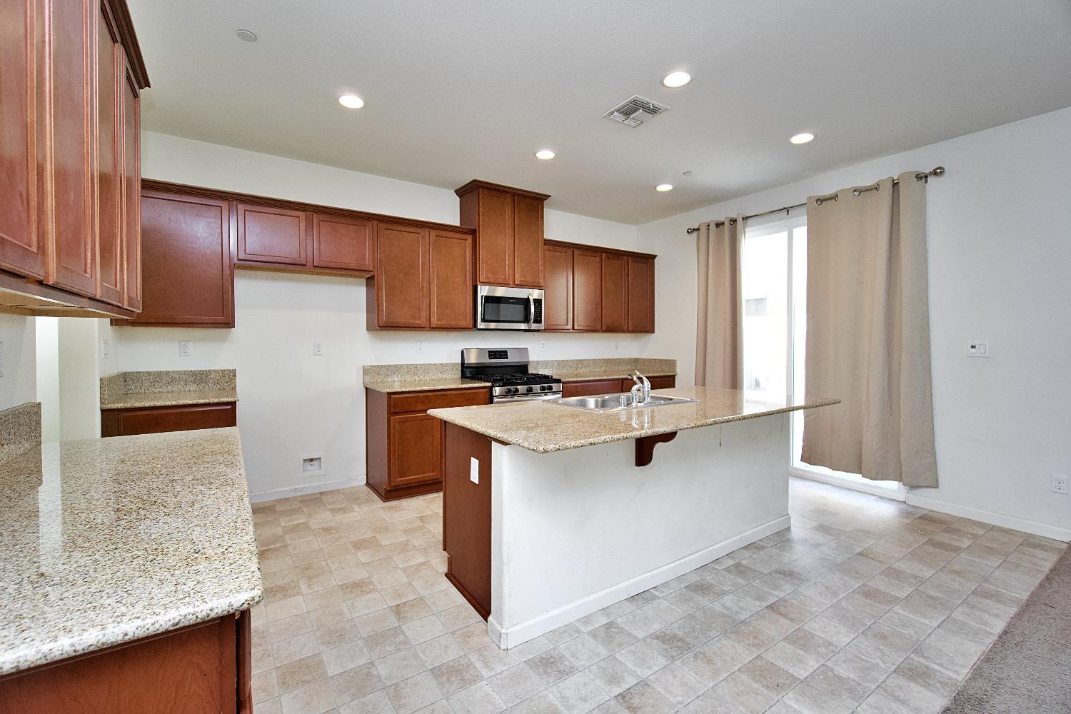140 Drake Street Madera, CA 93638 - Photo 8 of 28 Gallery Image 8