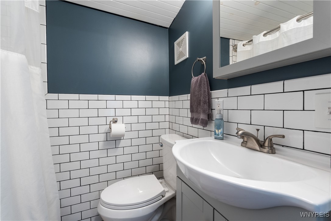 43 Rochester Street Warsaw, NY 14569 - Photo 20 of 44 1st Floor Bath