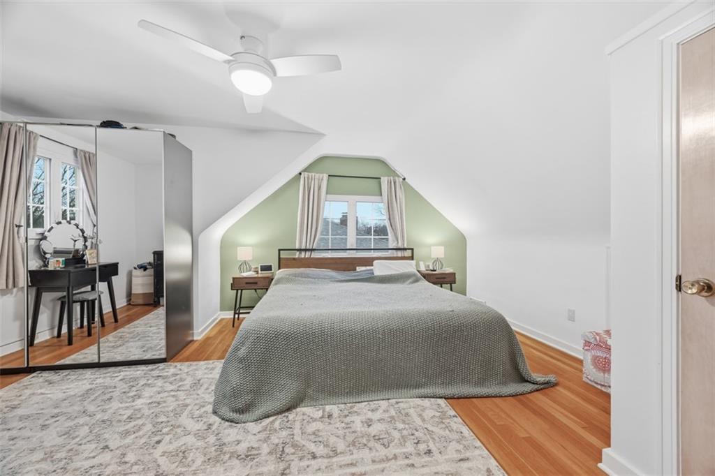 111 Rockingham Road Pittsburgh, PA 15238 - Photo 27 of 38 a spacious bedroom with a bed a mirror and lamp
