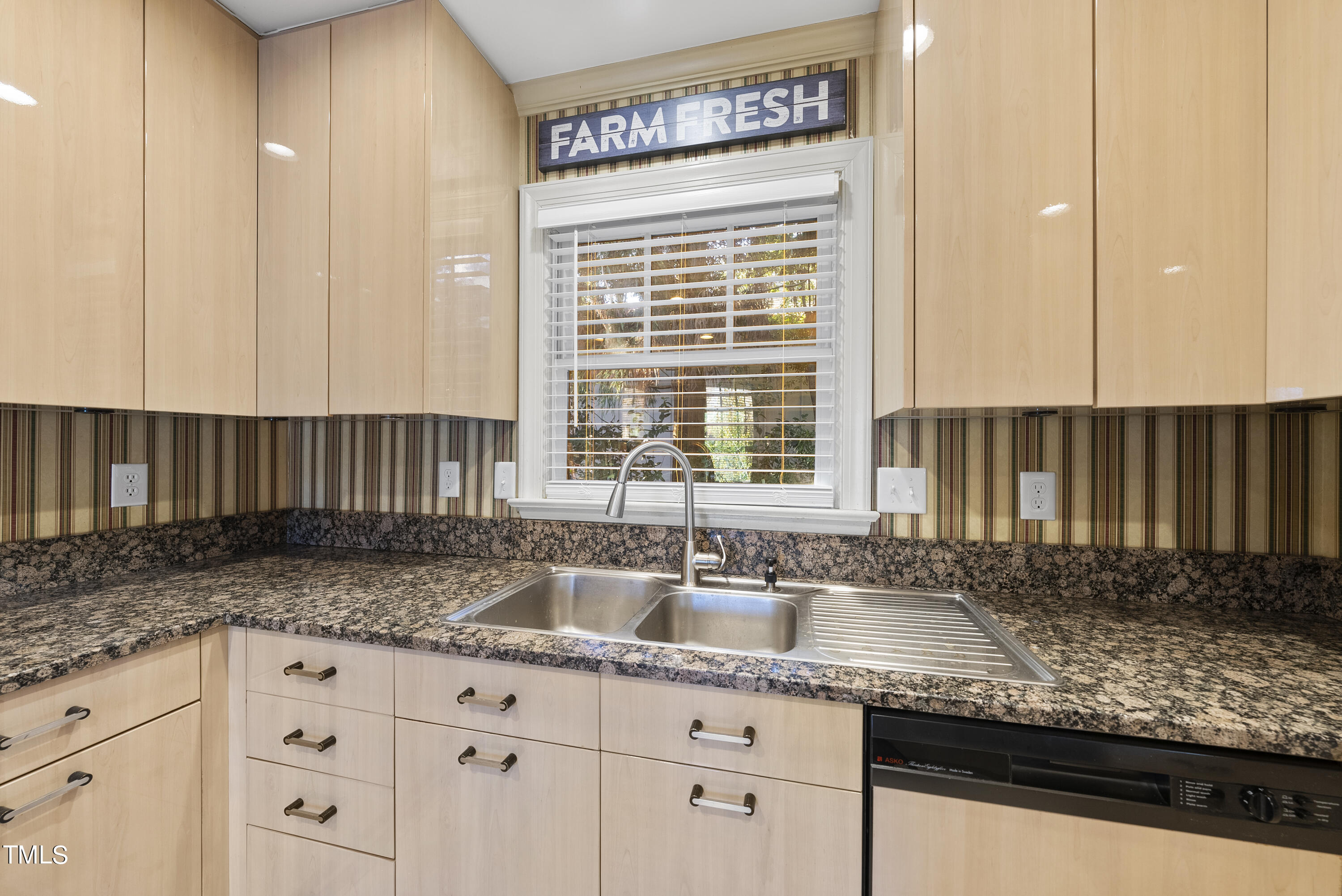 2516 Anderson Drive Raleigh, NC 27608 - Photo 9 of 29 DSC00229