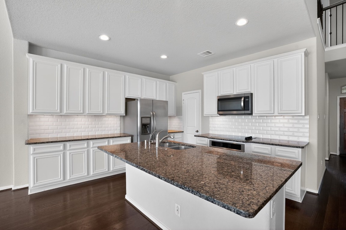 4650 Axis Trail Conroe, TX 77303 - Photo 26 of 36 Kitchen
