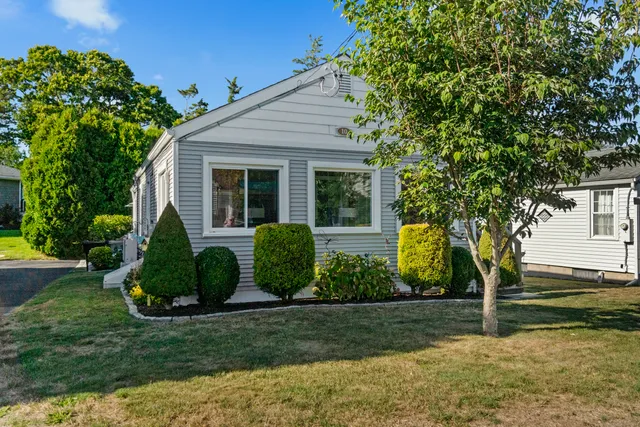 a view of a house with backyard and garden
