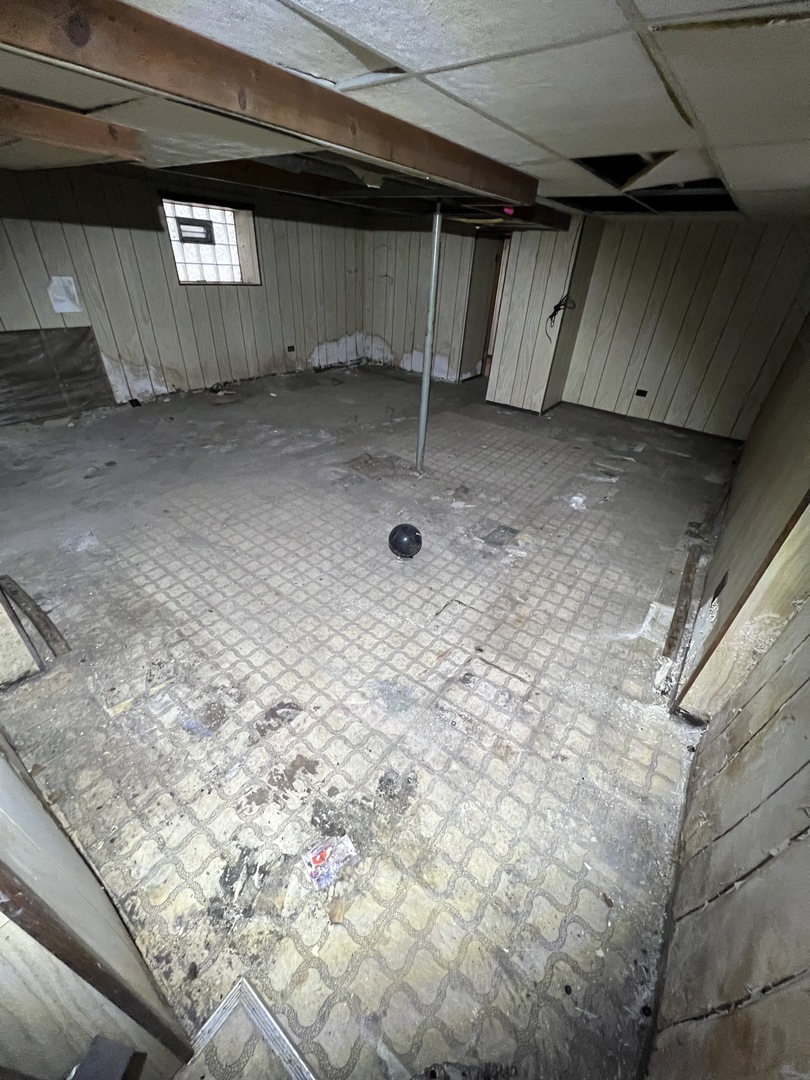 7835 South Rhodes Avenue Chicago, IL 60619 - Photo 12 of 18 a view of room