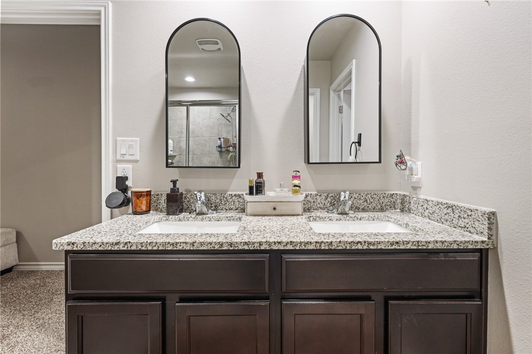 103 Donegal Street Sinton, TX 78387 - Photo 23 of 29 a bathroom with 2 sink and a mirror
