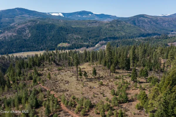 $997,500 | 262 Ac North Side Road, Calder, ID 83808